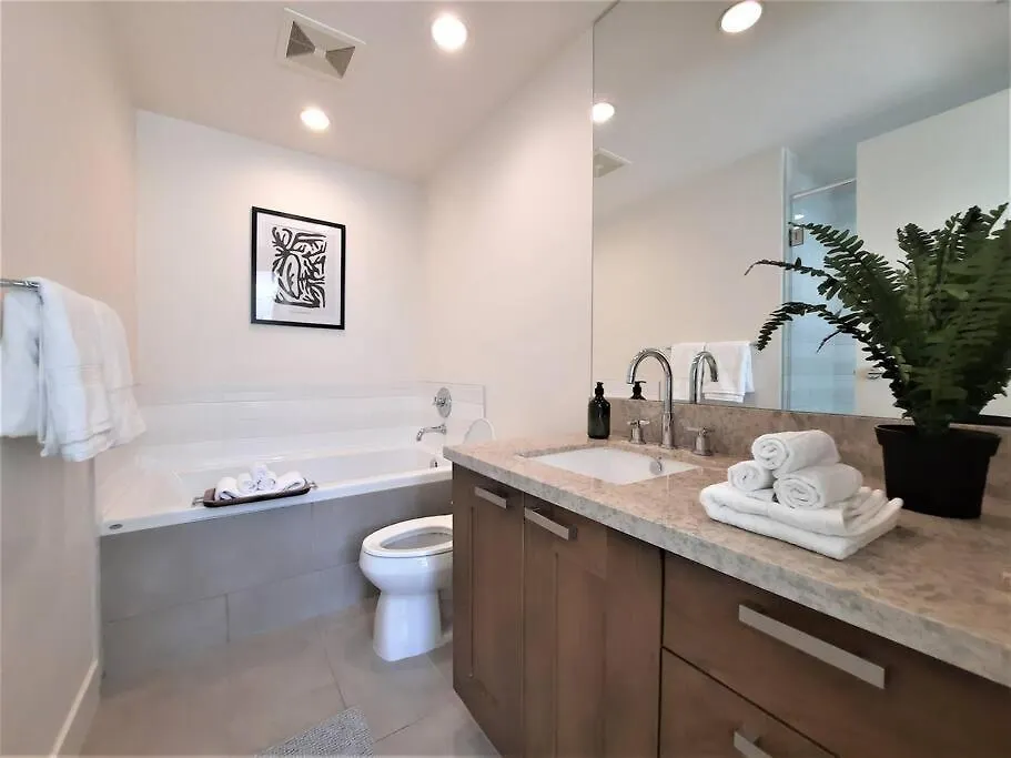 Luxury Condo By River With City Views YYC Apartman
